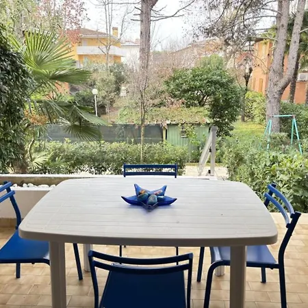 Modern Flat Near The With Pool Apartmán Bibione